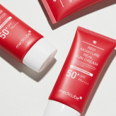کرم ضد آفتاب مرطوب کننده مدی کیوب مدل RED MOISTURE حاوی +SPF50